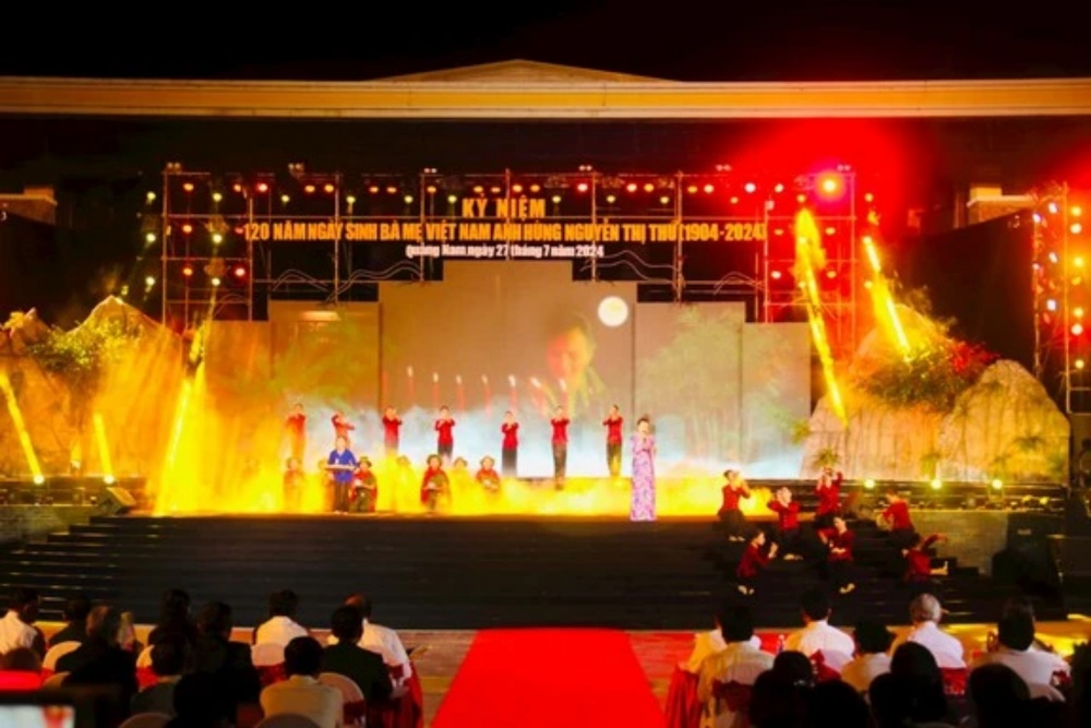 Quang cảnh Lễ kỷ niệm 120 năm ngày sinh Bà mẹ Việt Nam Anh hùng Nguyễn Thị Thứ Quang cảnh Lễ kỷ niệm 120 năm ngày sinh Bà mẹ Việt Nam Anh hùng Nguyễn Thị Thứ