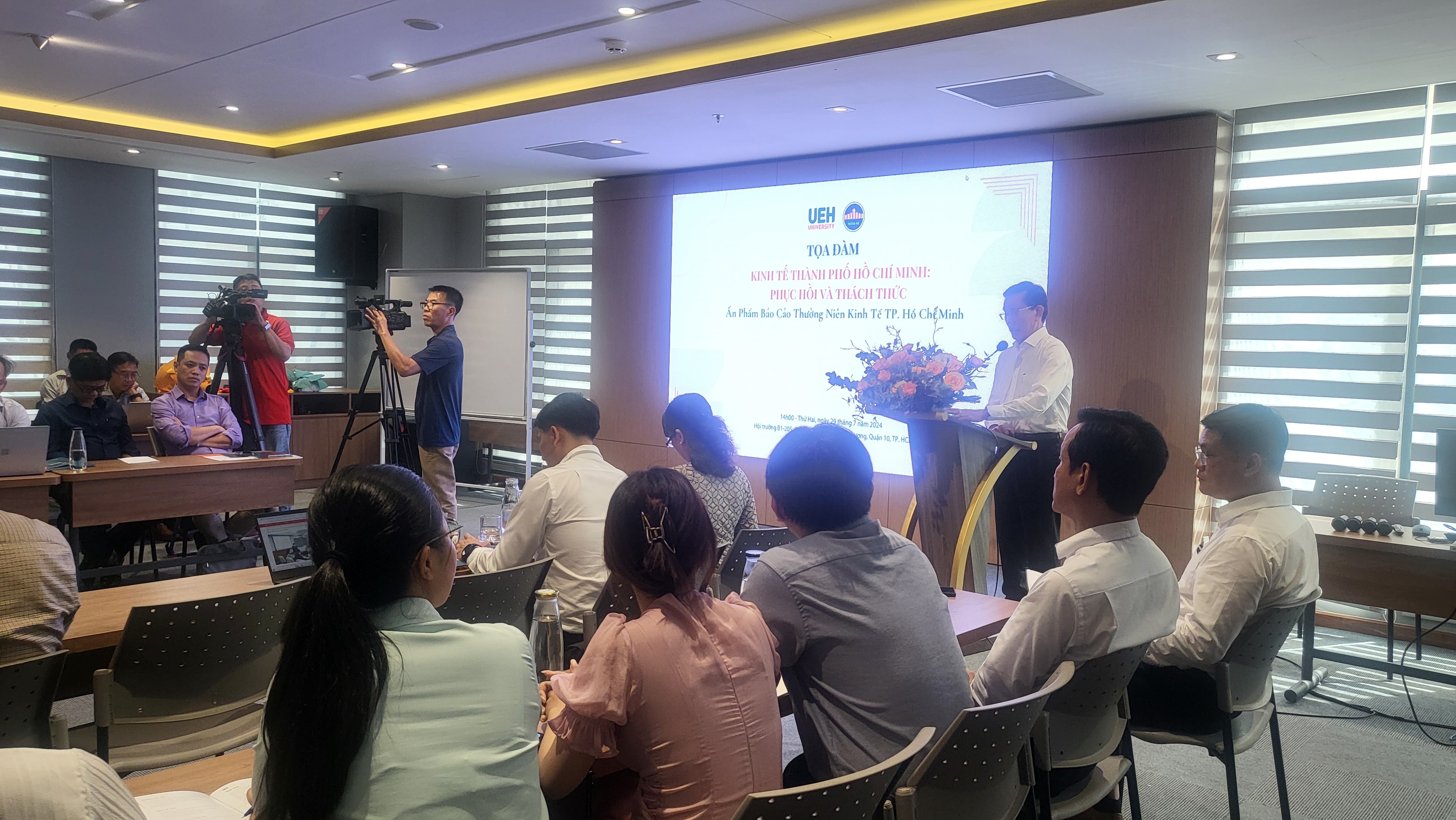 Ra mắt Báo cáo Kinh tế TP. Hồ Chí Minh “Phục hồi và Thách thức” Ra mắt Báo cáo Kinh tế TP. Hồ Chí Minh “Phục hồi và Thách thức”