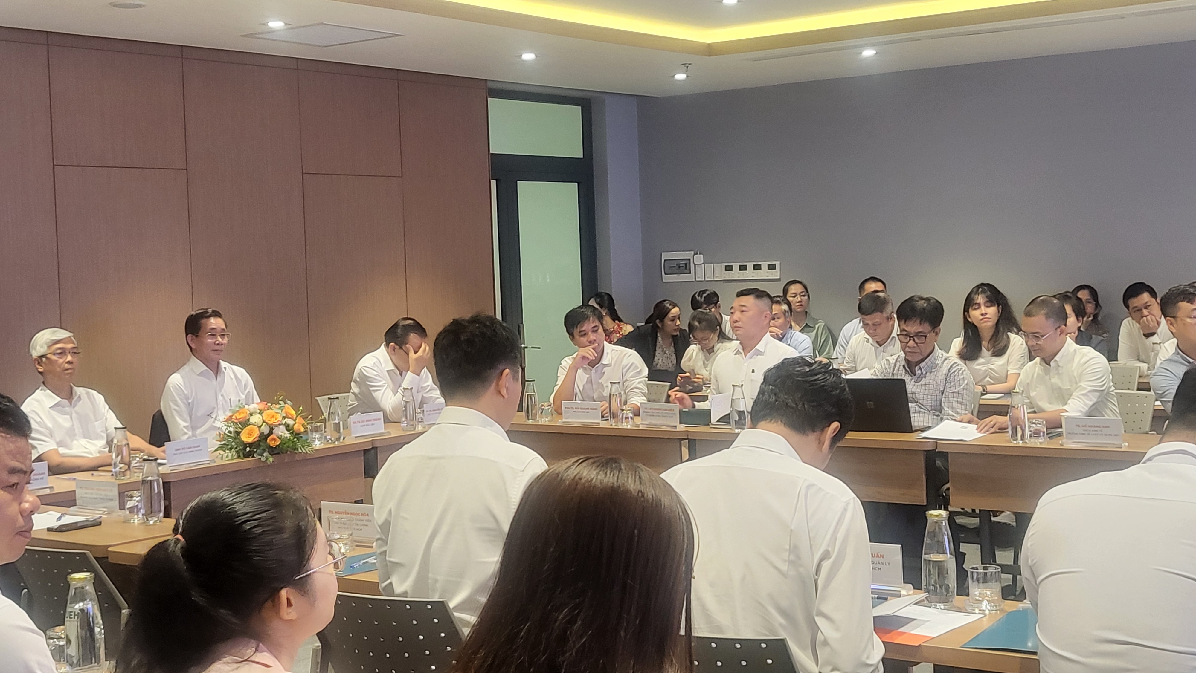 Ra mắt Báo cáo Kinh tế TP. Hồ Chí Minh “Phục hồi và Thách thức” Ra mắt Báo cáo Kinh tế TP. Hồ Chí Minh “Phục hồi và Thách thức”