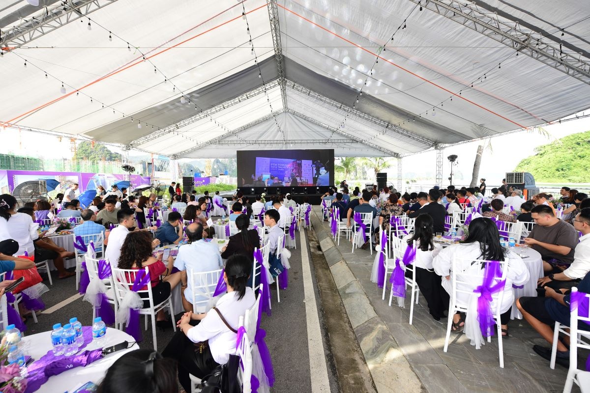 Khách hàng tham dự sự kiện ra mắt bộ sưu tập căn hộ mẫu dự án Crystal Holidays Harbour Vân Đồn. Khách hàng tham dự sự kiện ra mắt bộ sưu tập căn hộ mẫu dự án Crystal Holidays Harbour Vân Đồn.