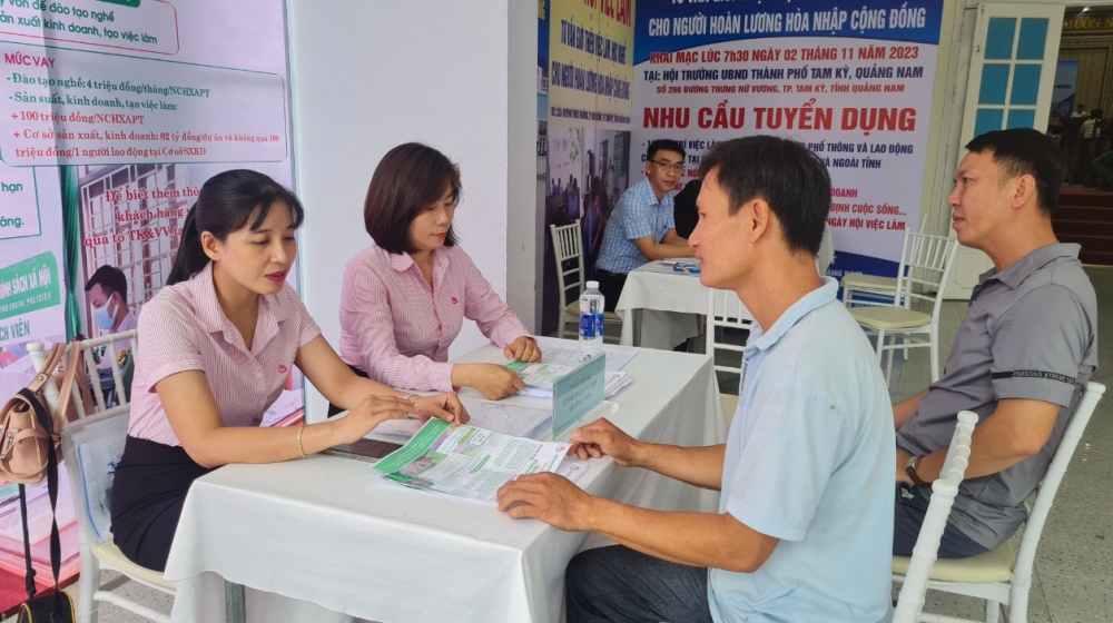 Ngân hàng Chính sách xã hội, chi nhánh Quảng Nam tư vấn cho người chấp hàng xong Ngân hàng Chính sách xã hội, chi nhánh Quảng Nam tư vấn cho người chấp hàng xong