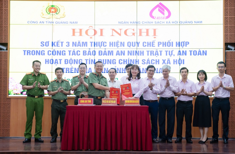 Đại diện Công an tỉnh Quảng Nam và Ngân hàng Chính sách xã hội, chi nhánh Quảng Nam Đại diện Công an tỉnh Quảng Nam và Ngân hàng Chính sách xã hội, chi nhánh Quảng Nam