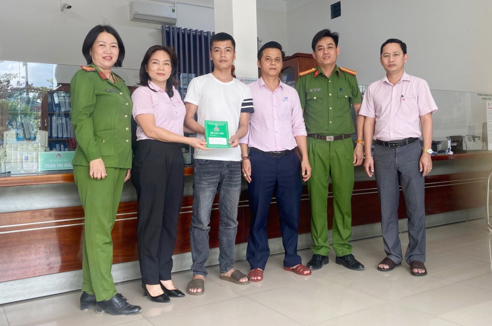 việc cho vay người chấp hành xong án phạt tù đã góp phần tạo công ăn việc làm, tăng thu nhập, giúp người chấp hành xong án phạt tù tái hòa nhập cùng cộng đồng. việc cho vay người chấp hành xong án phạt tù đã góp phần tạo công ăn việc làm, tăng thu nhập, giúp người chấp hành xong án phạt tù tái hòa nhập cùng cộng đồng.