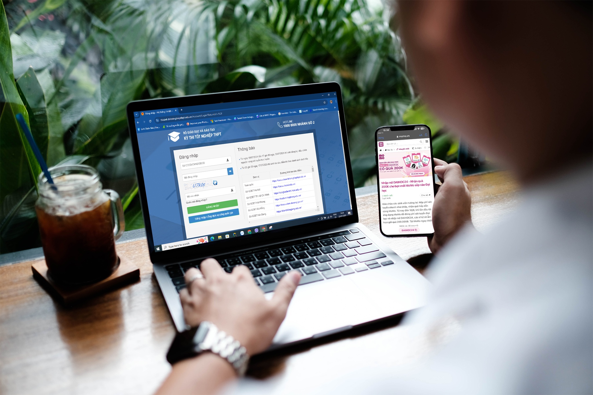 thí sinh mở tính năng “Quét mã” trên MoMo để thanh toán và xác nhận hoàn tất thủ tục nộp lệ phí.