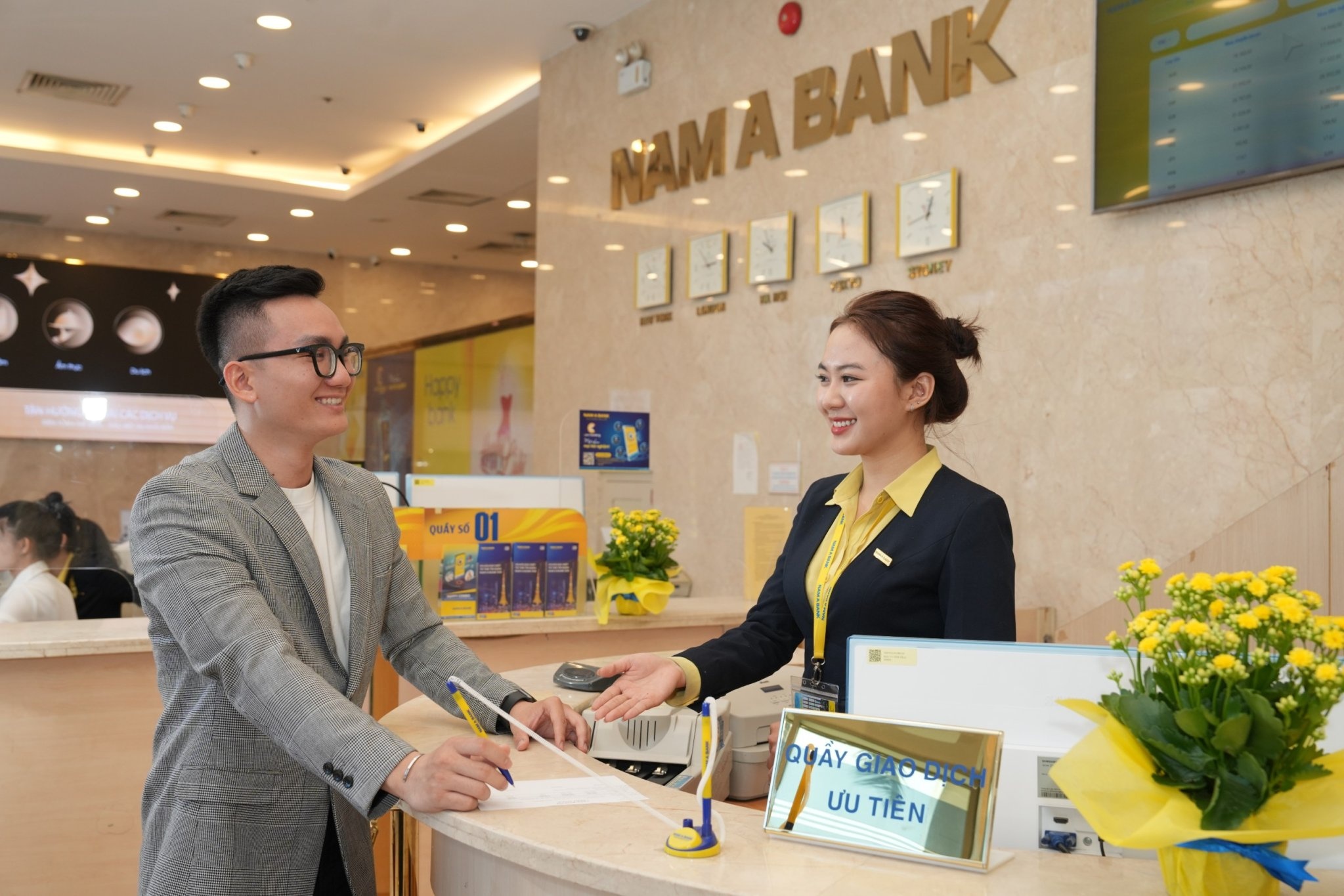 Khách hàng giao dịch tại Nam A Bank. Khách hàng giao dịch tại Nam A Bank.