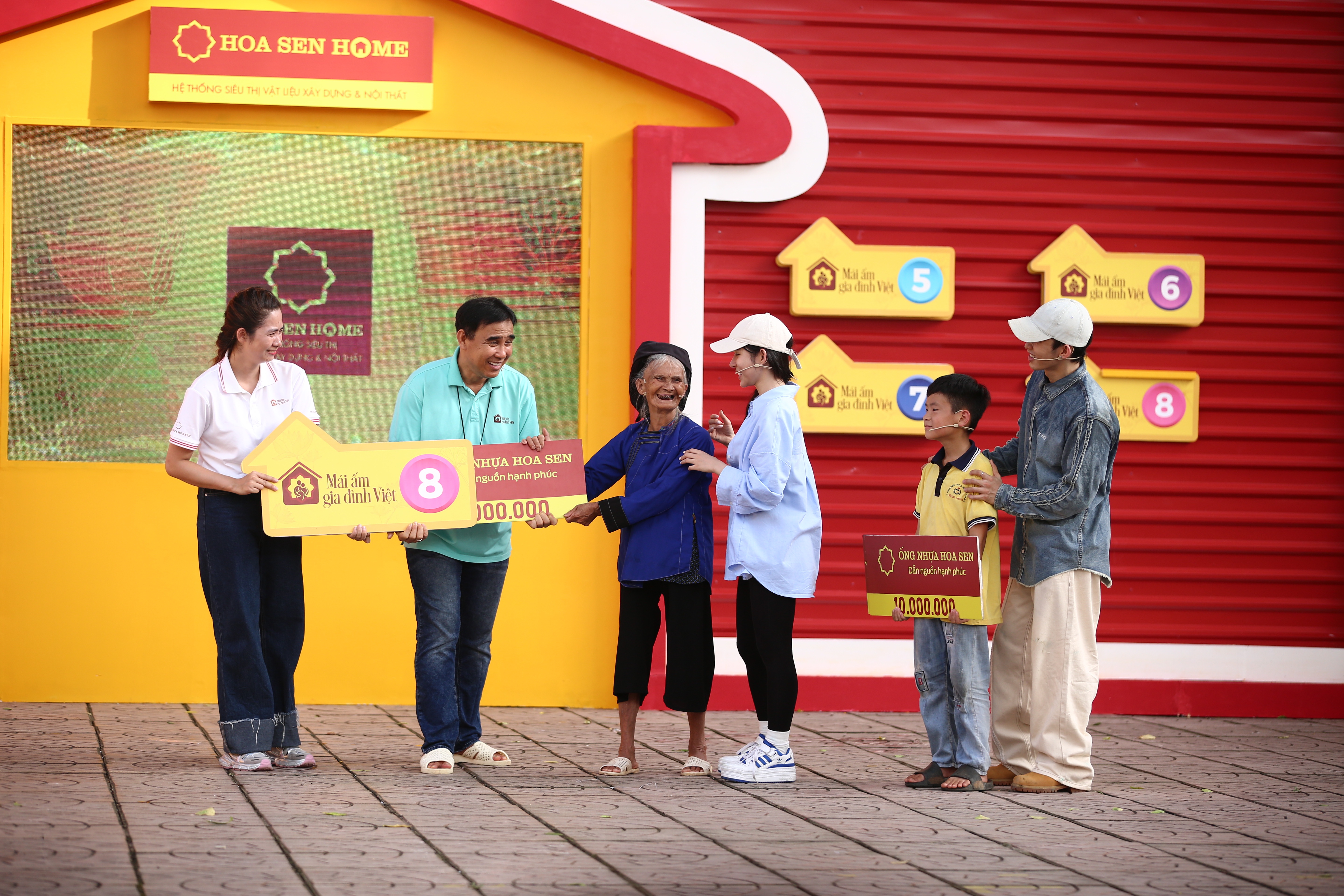 Niềm vui của các nhân vật khi nhận về giải thưởng giá trị từ chương trình