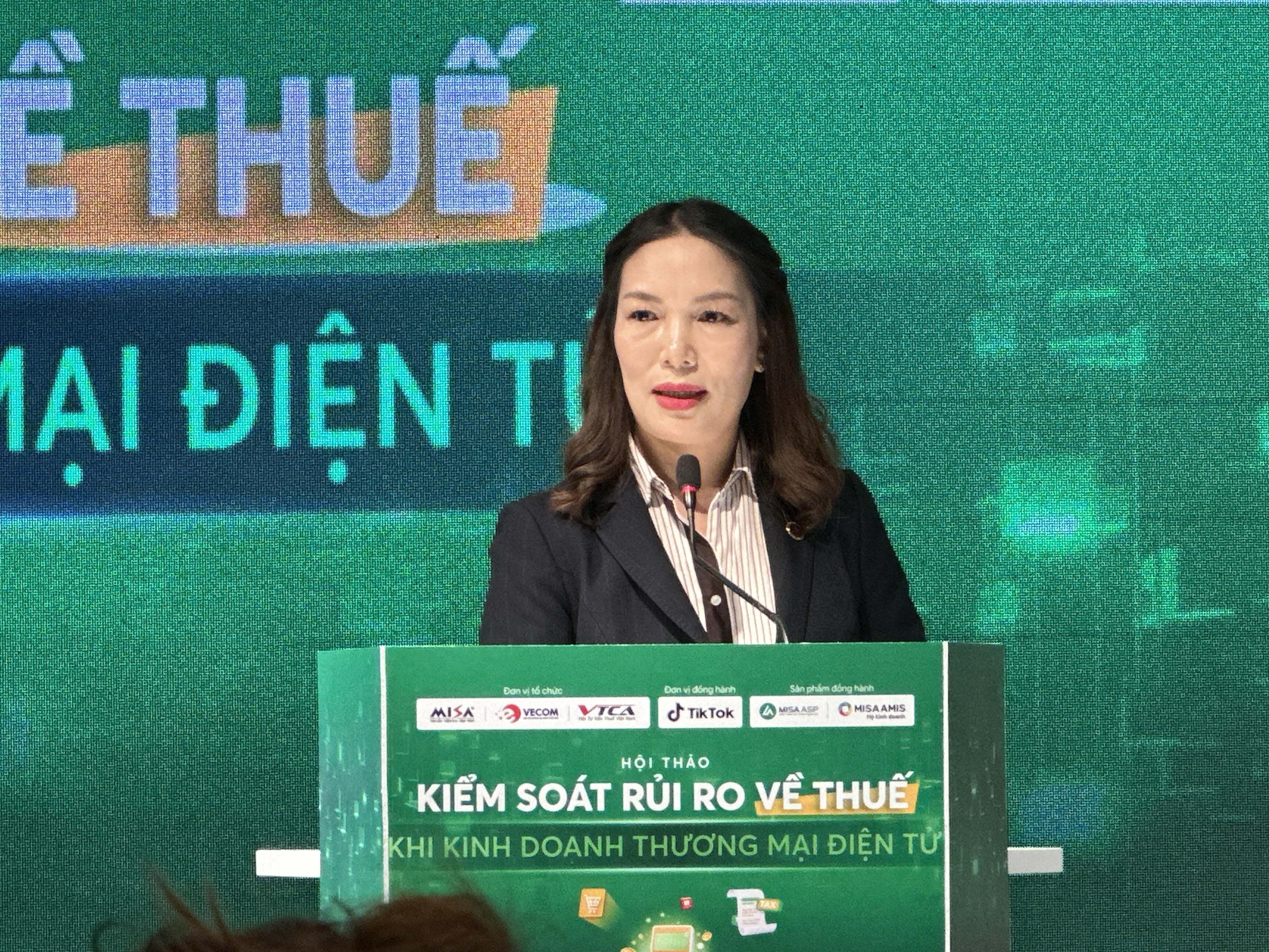 bà Đinh Thị Thúy,Tổng Giám đốc MISA phát biểu tại tọa đàm bà Đinh Thị Thúy,Tổng Giám đốc MISA phát biểu tại tọa đàm