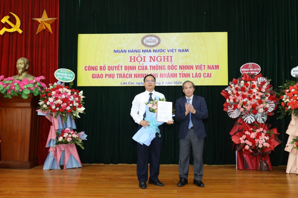 Phó Thống đốc NHNN Đoàn Thái Sơn trao quyết định phụ trách NHNN chi nhánh tỉnh Lào Cai và tặng hoa chúc mừng Đ/c Đỗ Quang Huy Phó Thống đốc NHNN Đoàn Thái Sơn trao quyết định phụ trách NHNN chi nhánh tỉnh Lào Cai và tặng hoa chúc mừng Đ/c Đỗ Quang Huy