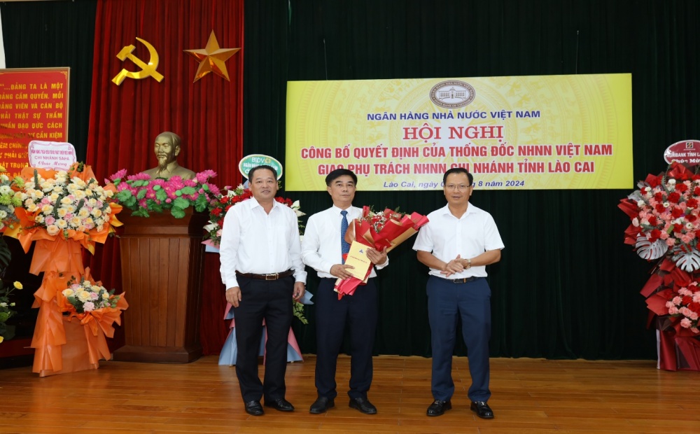 Đ/c Hoàng Quốc Khánh - Phó Chủ tịch Thường trực UBND Tỉnh Lào Cai và Đ/c Lý Bình Minh - Phó Chủ tịch HĐND Tỉnh Lào Cai tặng hoa cho đồng chí Trương Thanh Xuân Đ/c Hoàng Quốc Khánh - Phó Chủ tịch Thường trực UBND Tỉnh Lào Cai và Đ/c Lý Bình Minh - Phó Chủ tịch HĐND Tỉnh Lào Cai tặng hoa cho đồng chí Trương Thanh Xuân