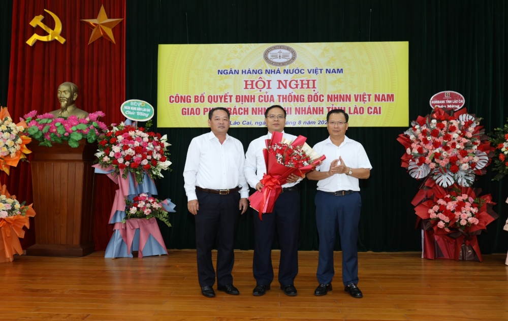 Đ/c Hoàng Quốc Khánh - Phó Chủ tịch Thường trực UBND Tỉnh Lào Cai và Đ/c Lý Bình Minh - Phó Chủ tích HĐND Tỉnh Lào Cai tặng hoa chúc mừng Đ/c Đỗ Quang Huy Đ/c Hoàng Quốc Khánh - Phó Chủ tịch Thường trực UBND Tỉnh Lào Cai và Đ/c Lý Bình Minh - Phó Chủ tích HĐND Tỉnh Lào Cai tặng hoa chúc mừng Đ/c Đỗ Quang Huy