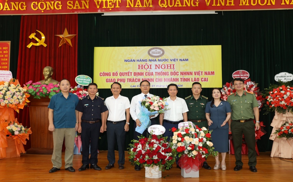 Lãnh đạo Các Sở, Ngành tỉnh Lào Cai tặng hoa chúc mừng Đ/c Đỗ Quang Huy Lãnh đạo Các Sở, Ngành tỉnh Lào Cai tặng hoa chúc mừng Đ/c Đỗ Quang Huy