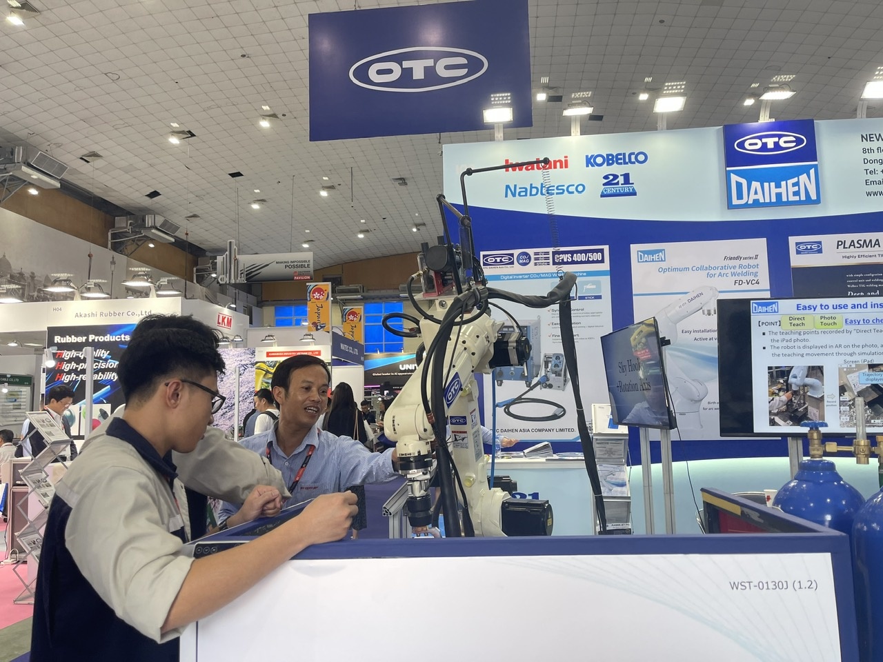 Việt Nam đã và đang trở thành một điểm đến hấp dẫn các nhà đầu tư trong lĩnh vực sản xuất. Việt Nam đã và đang trở thành một điểm đến hấp dẫn các nhà đầu tư trong lĩnh vực sản xuất.