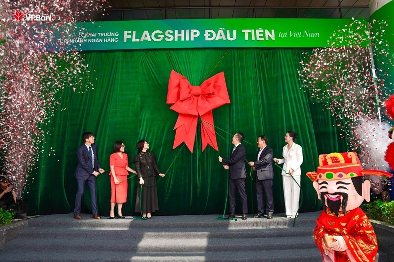 Ban lãnh đạo VPBank cùng kéo băng khánh thành chi nhánh Flagship Ban lãnh đạo VPBank cùng kéo băng khánh thành chi nhánh Flagship