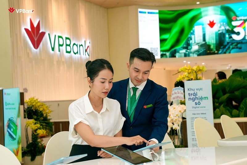 Khách hàng trải nghiệm giao dịch “Paperless” tại VPBank Flagship Khách hàng trải nghiệm giao dịch “Paperless” tại VPBank Flagship