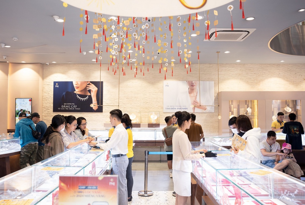 PNJ công bố kết quả kinh doanh năm 2023 với doanh thu thuần đạt 33.137 tỷ đồng. PNJ công bố kết quả kinh doanh năm 2023 với doanh thu thuần đạt 33.137 tỷ đồng.