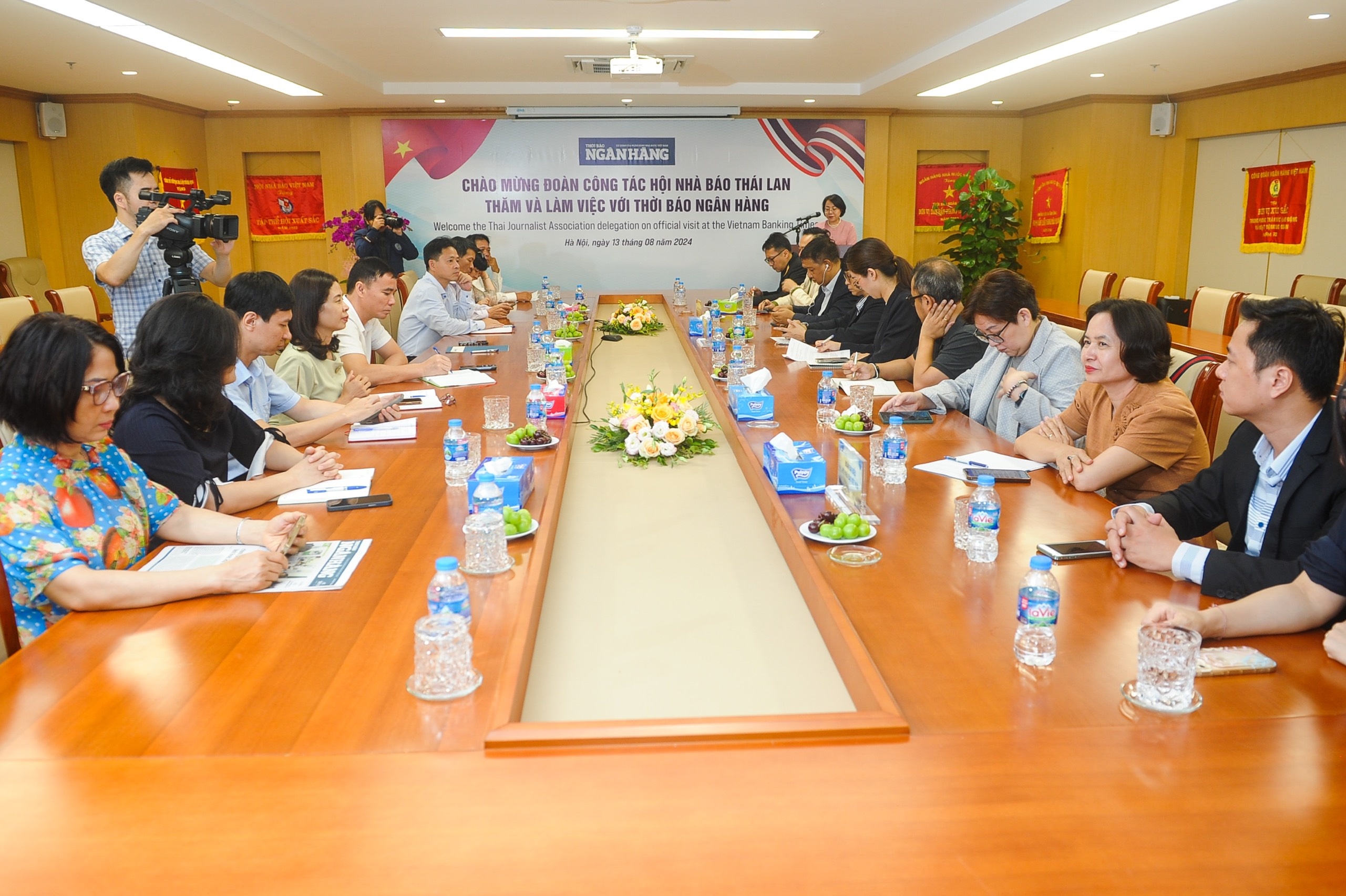 Hội nhà báo Thái Lan thăm và làm việc với Thời báo Ngân hàng