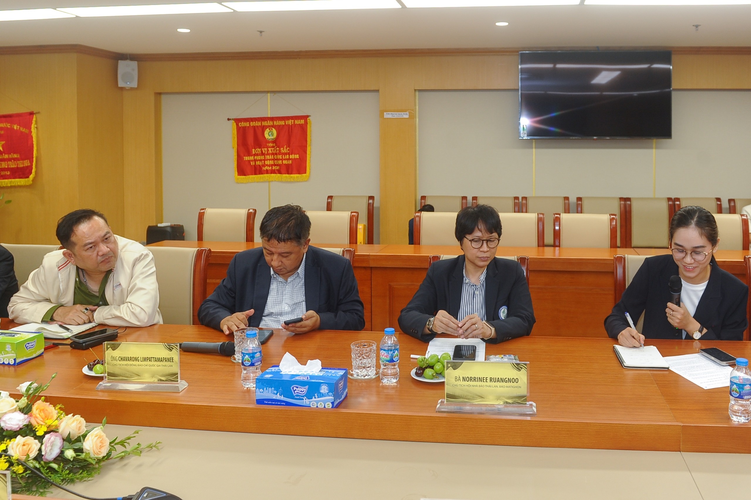 Hội nhà báo Thái Lan thăm và làm việc với Thời báo Ngân hàng