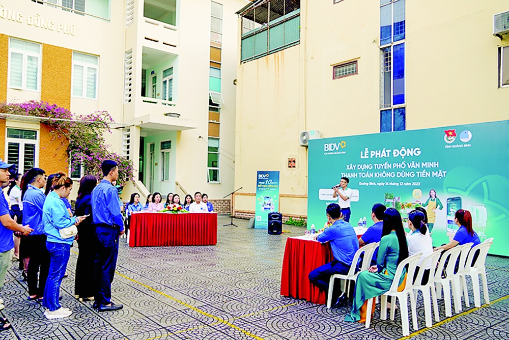 Chuyển đổi số trong ngành Ngân hàng Quảng Bình đang diễn ra mạnh mẽ và có những tiến bộ đáng kể trong thời gian gần đây Chuyển đổi số trong ngành Ngân hàng Quảng Bình đang diễn ra mạnh mẽ và có những tiến bộ đáng kể trong thời gian gần đây