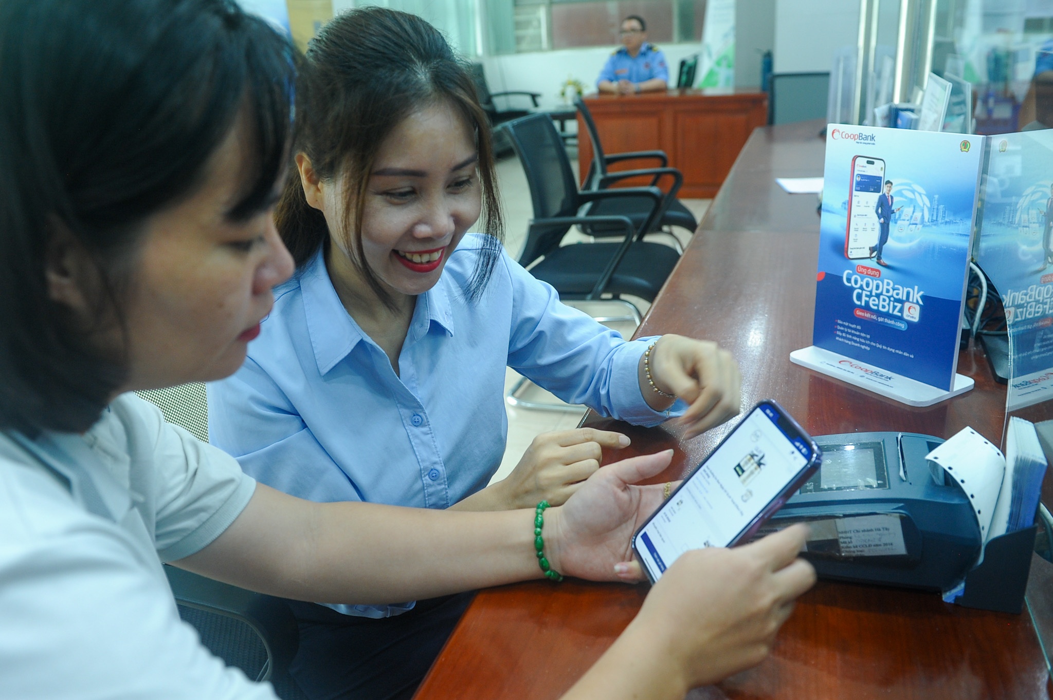 undefined Khách hàng giao dịch tại Co-opBank chi nhánh Hà Tây