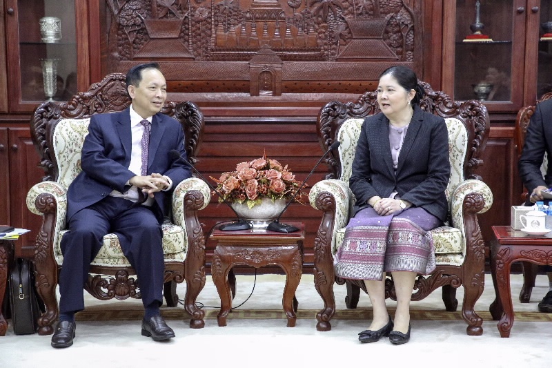 Phó Thống đốc Thường trực NHNN Đào Minh Tú làm việc với Quyền Thống đốc NHCHDCND Lào