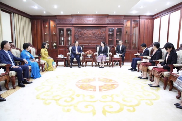 Phó Thống đốc Thường trực NHNN Đào Minh Tú làm việc với Quyền Thống đốc NHCHDCND Lào