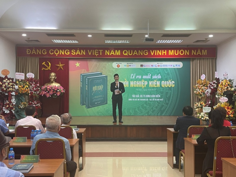 MC giới thiệu Chương trình Lễ ra mắt sách “Khởi nghiệp kiến quốc”