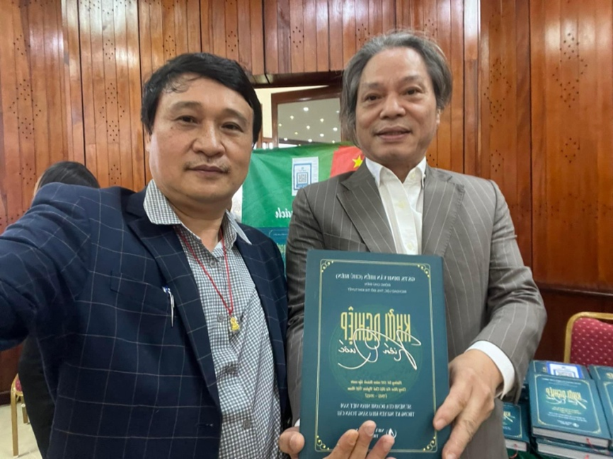 Tác giả GS.TS Đinh Văn Hiến tặng sách Chủ tịch, chuyên gia Nguyễn Tất Thịnh