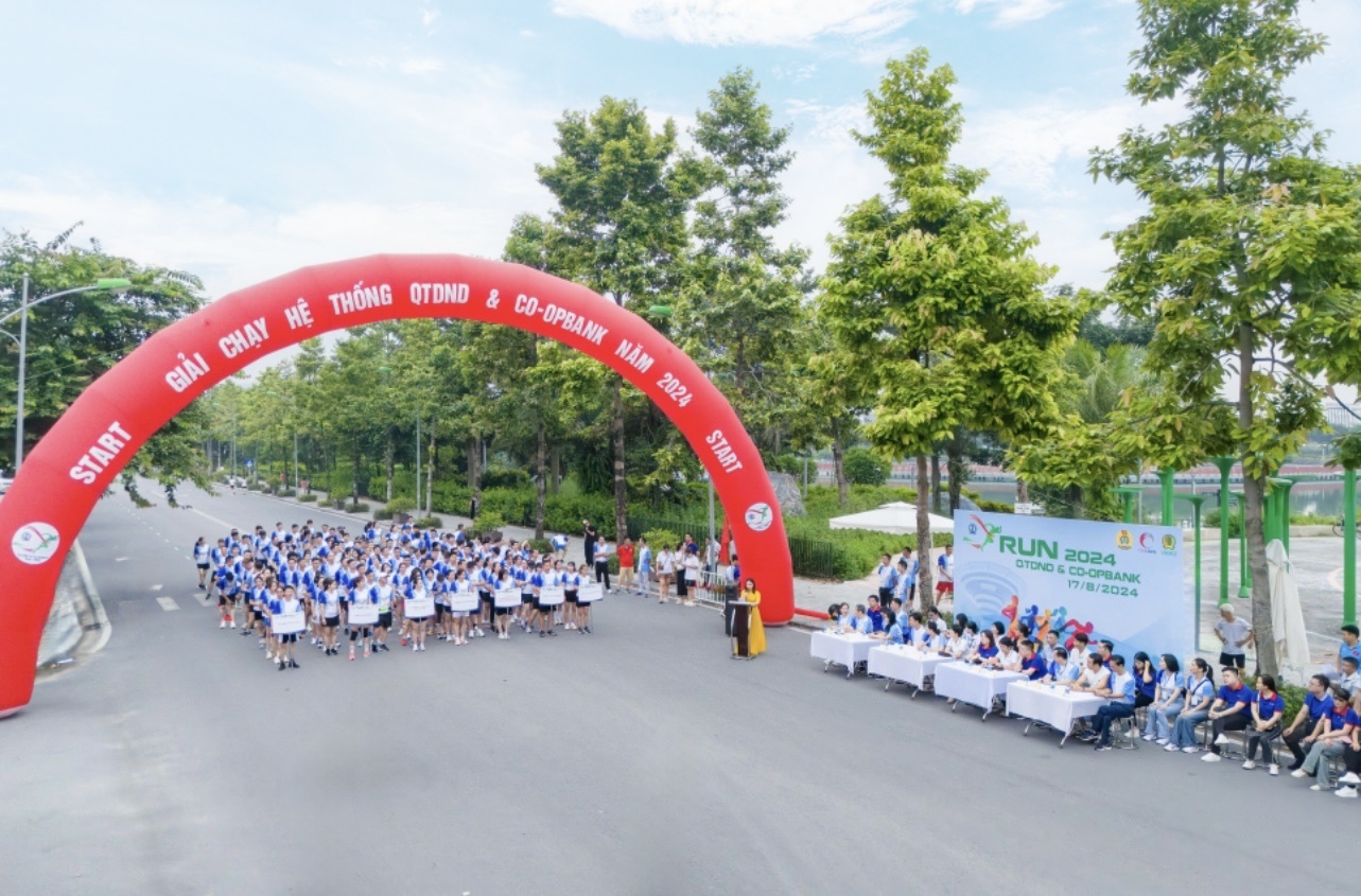 Toàn cảnh lễ khai mạc Giải chạy “QTDND & Co-opBank Run - 2024”