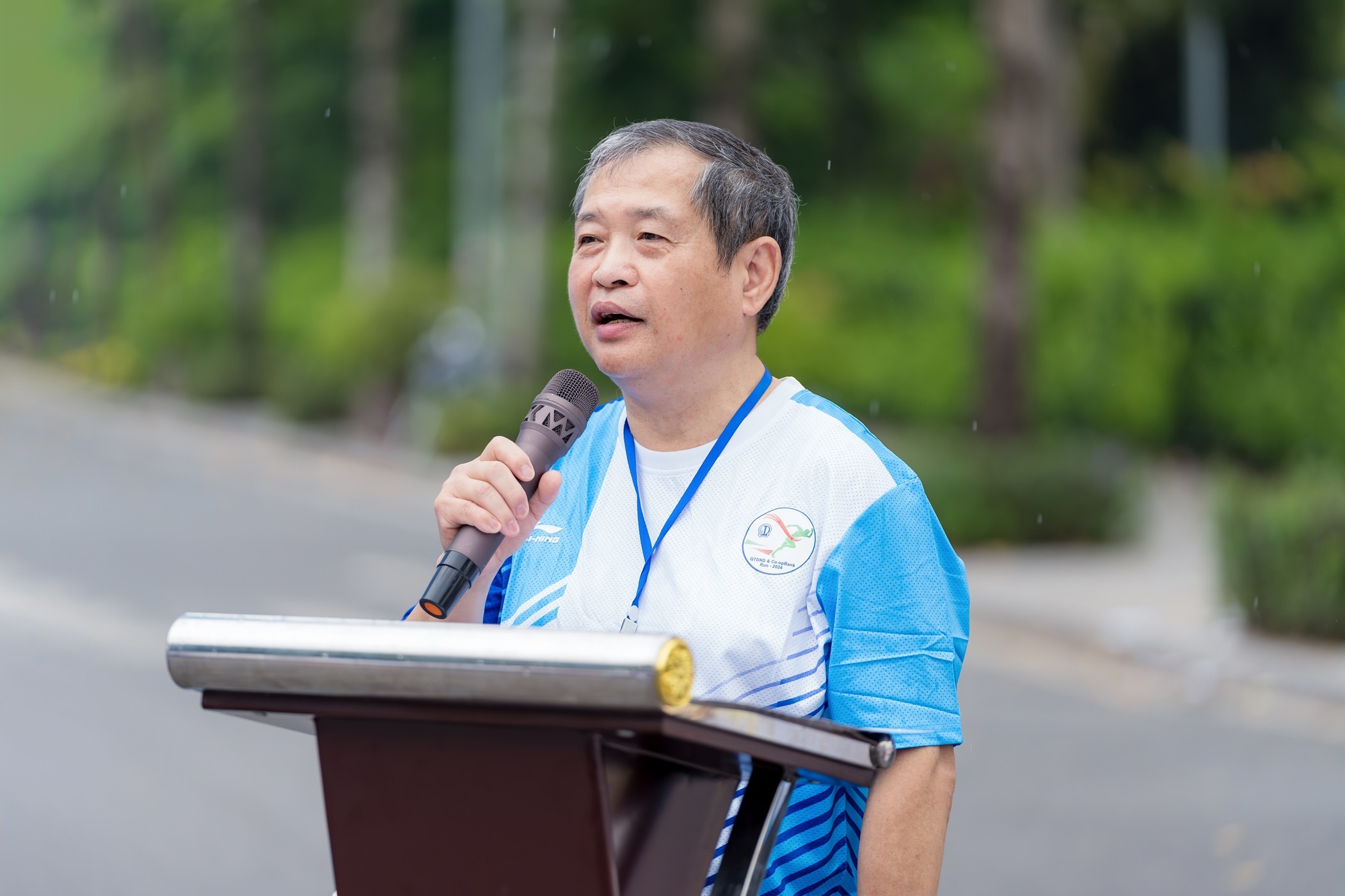 Ông Nguyễn Đức Dũng - Tổng Thư ký Hiệp hội QTDND Việt Nam phát biểu khai mạc giải Chạy