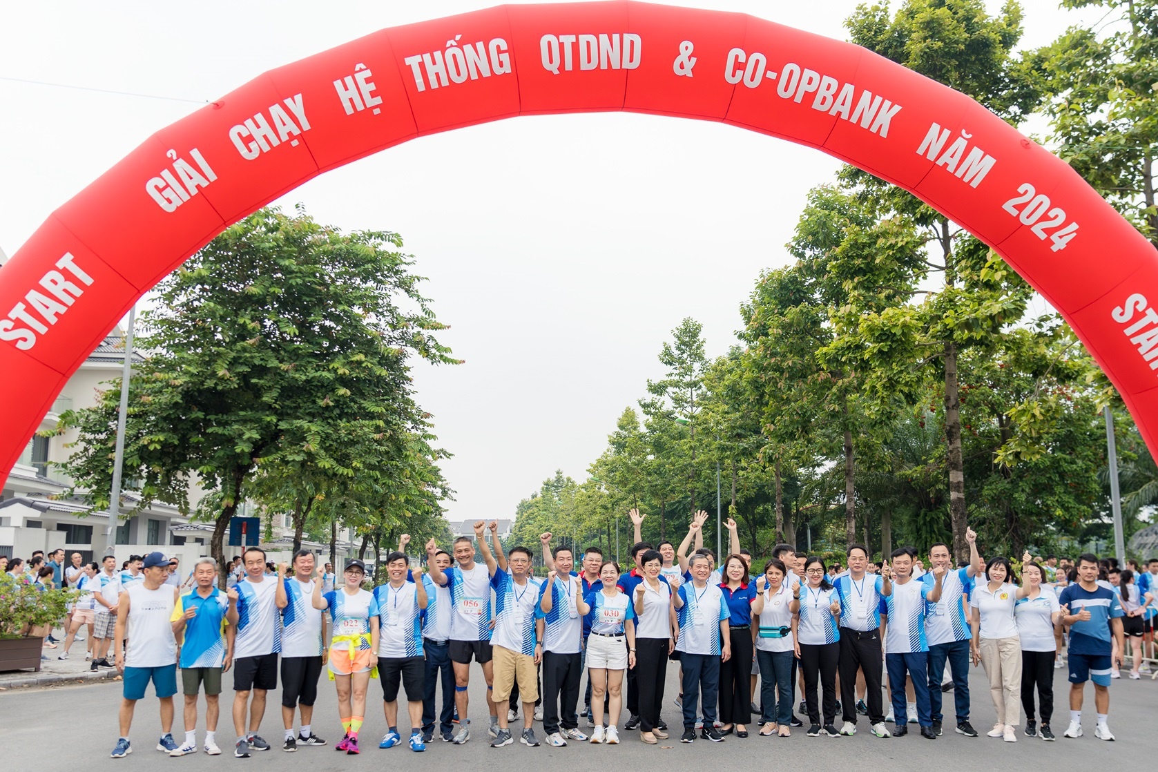 Ban Tổ chức, khách mời và các cổ động viên chạy hưởng ứng tại Giải chạy