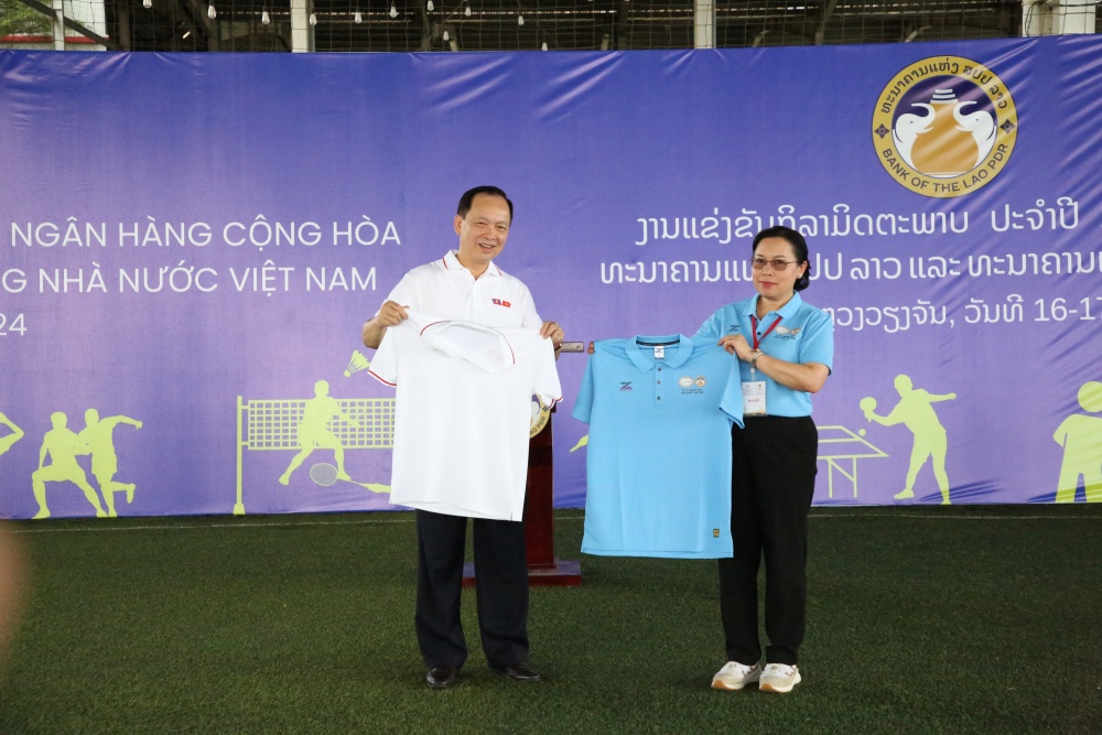 Phó Thống đốc Thường trực Đào Minh Tú và Phó Thống đốc Khankeo Lamaningao tại lễ khai mạc chương trình