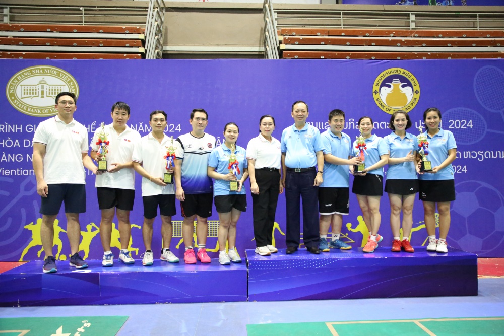 Trao Cúp cho các vận động viên đoạt giải môn cầu lông