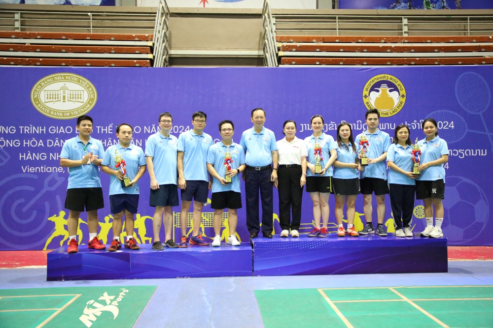 Trao Cúp cho các vận động viên đoạt giải môn bóng bàn