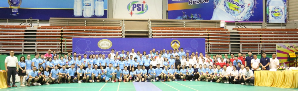 Ban lãnh đạo và vận động viên ngân hàng hai nước chụp ảnh lưu niệm 