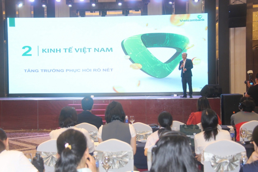 Các chuyên gia, diễn giả chia sẻ tại hội nghị