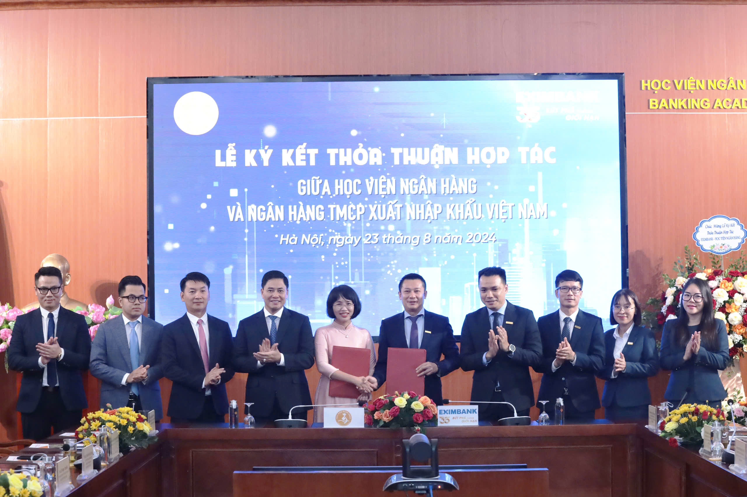 Ông Nguyễn Hoàng Hải - Quyền Tổng Giám đốc Eximbank (đứng giữa) và PGS.TS. Phạm Thị Hoàng Anh - Phó Giám đốc phụ trách Ban giám đốc Học viện Ngân hàng (đứng giữa) ký biên bản thỏa thuận hợp tác trước sự chứng kiến của ông Nguyễn Cảnh Anh - Chủ tịch Hội đồng quản trị Eximbank (thứ 4 từ phải qua) cùng các đại diện lãnh đạo của Eximbank và Học viện Ngân hàng. Ông Nguyễn Hoàng Hải - Quyền Tổng Giám đốc Eximbank (đứng giữa) và PGS.TS. Phạm Thị Hoàng Anh - Phó Giám đốc phụ trách Ban giám đốc Học viện Ngân hàng (đứng giữa) ký biên bản thỏa thuận hợp tác trước sự chứng kiến của ông Nguyễn Cảnh Anh - Chủ tịch Hội đồng quản trị Eximbank (thứ 4 từ phải qua) cùng các đại diện lãnh đạo của Eximbank và Học viện Ngân hàng.