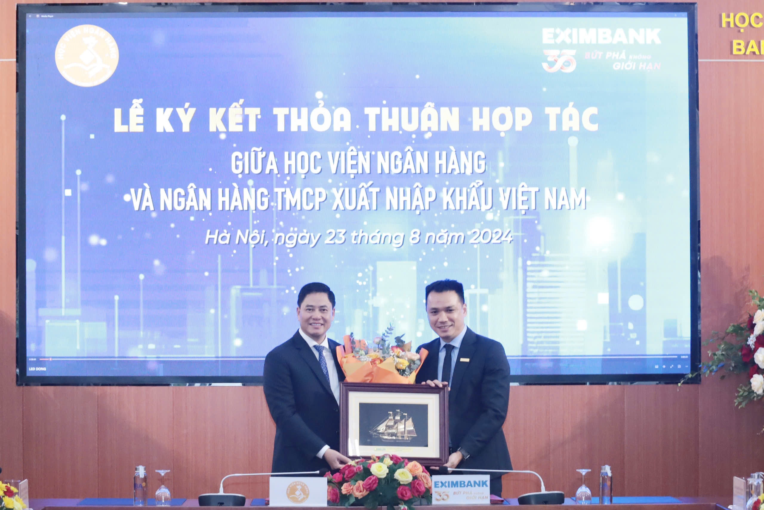 Ông Nguyễn Cảnh Anh - Chủ tịch Hội đồng quản trị Eximbank (bên phải) trao tặng quà lưu niệm tại buổi Lễ cùng với PGS.TS. Bùi Hữu Toàn - Bí thư Đảng ủy, Chủ tịch Hội đồng Học viện Ngân hàng (bên trái). Ông Nguyễn Cảnh Anh - Chủ tịch Hội đồng quản trị Eximbank (bên phải) trao tặng quà lưu niệm tại buổi Lễ cùng với PGS.TS. Bùi Hữu Toàn - Bí thư Đảng ủy, Chủ tịch Hội đồng Học viện Ngân hàng (bên trái).