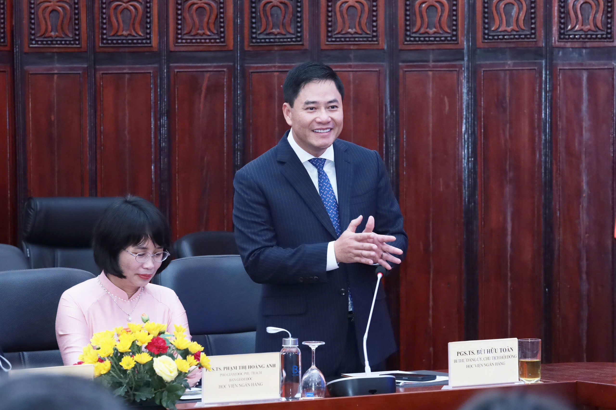 PGS.TS. Bùi Hữu Toàn, Bí thư Đảng ủy, Chủ tịch hội đồng Học viện Ngân hàng phát biểu tại buổi Lễ. PGS.TS. Bùi Hữu Toàn, Bí thư Đảng ủy, Chủ tịch hội đồng Học viện Ngân hàng phát biểu tại buổi Lễ.