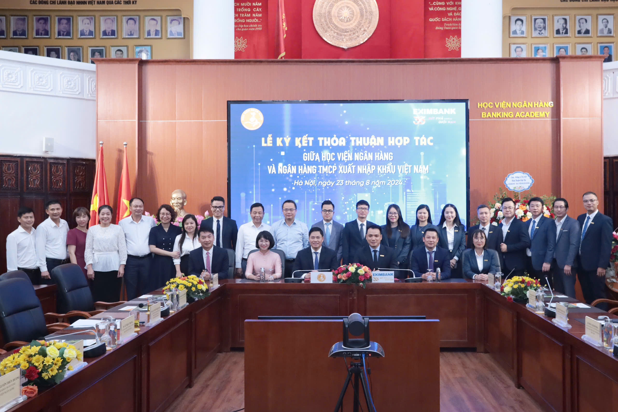 Các lãnh đạo đại diện Eximbank và Học viện Ngân hàng chụp hình lưu niệm tại buổi Lễ. Các lãnh đạo đại diện Eximbank và Học viện Ngân hàng chụp hình lưu niệm tại buổi Lễ.