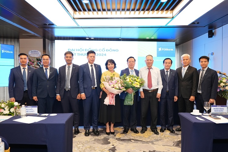 Ban Lãnh đạo PGBank tặng hoa chúc mừng 2 thành viên HĐQT độc lập mới Ban Lãnh đạo PGBank tặng hoa chúc mừng 2 thành viên HĐQT độc lập mới
