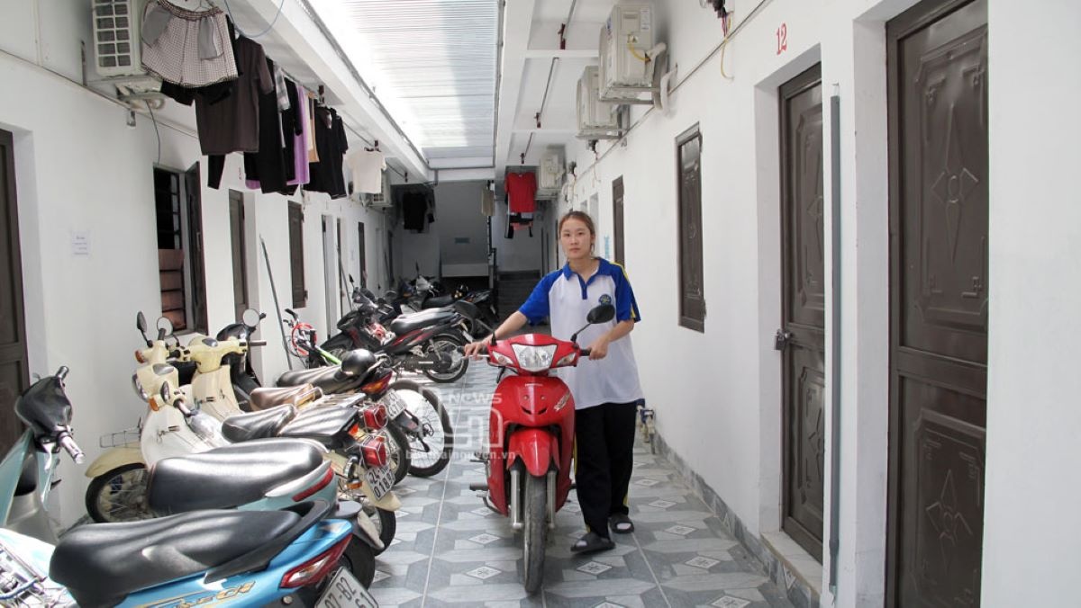 Giá phòng trọ tại các khu vực tập trung nhiều trường đại học ở Hà Nội và TP Hồ Chí Minh đang “nóng” dần trong mùa nhập học của sinh viên.