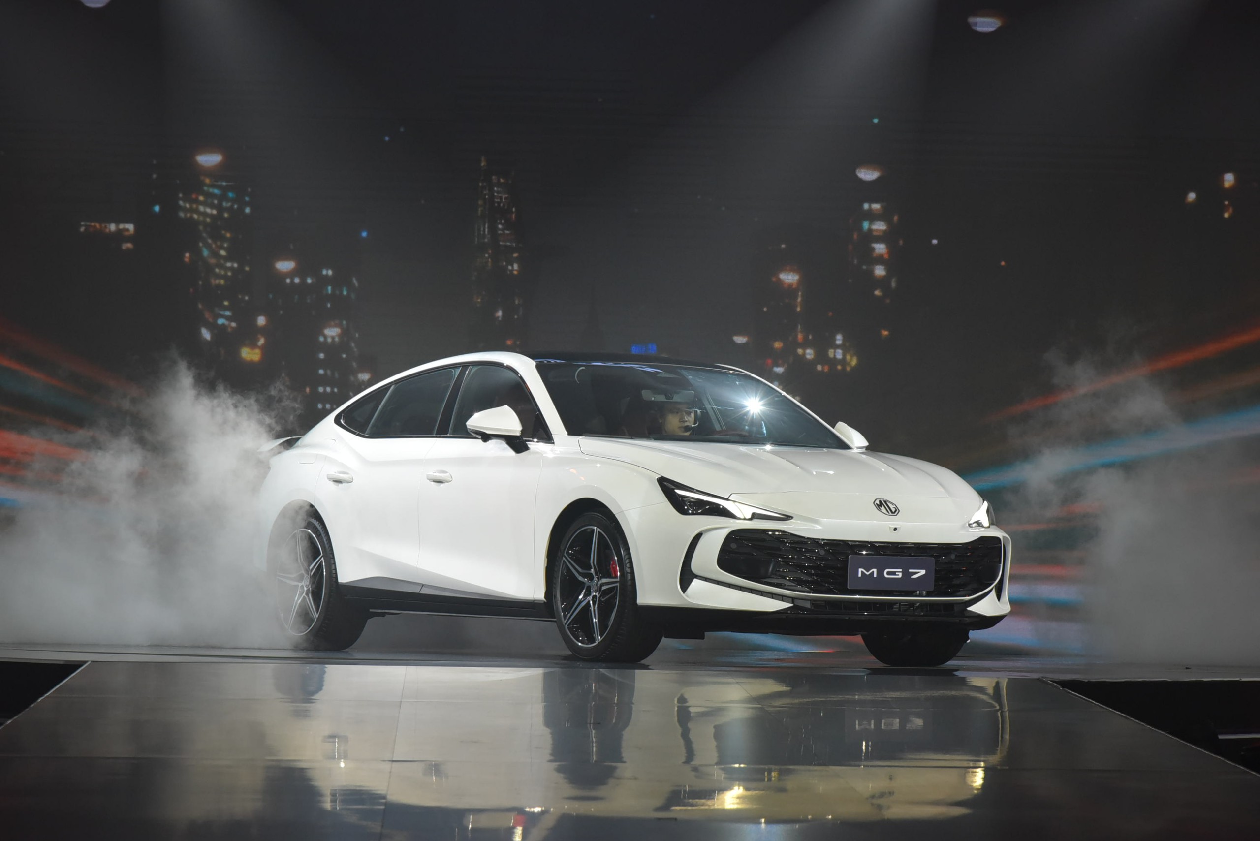 MG7 ra mắt Việt Nam: Giá cao nhất 1,018 tỷ, đấu K5, Mazda6 bằng động cơ 227 mã lực, 'full' ADAS, có chi tiết duy nhất trong phân khúc- Ảnh 2. MG7 ra mắt Việt Nam: Giá cao nhất 1,018 tỷ, đấu K5, Mazda6 bằng động cơ 227 mã lực, 'full' ADAS, có chi tiết duy nhất trong phân khúc- Ảnh 2.