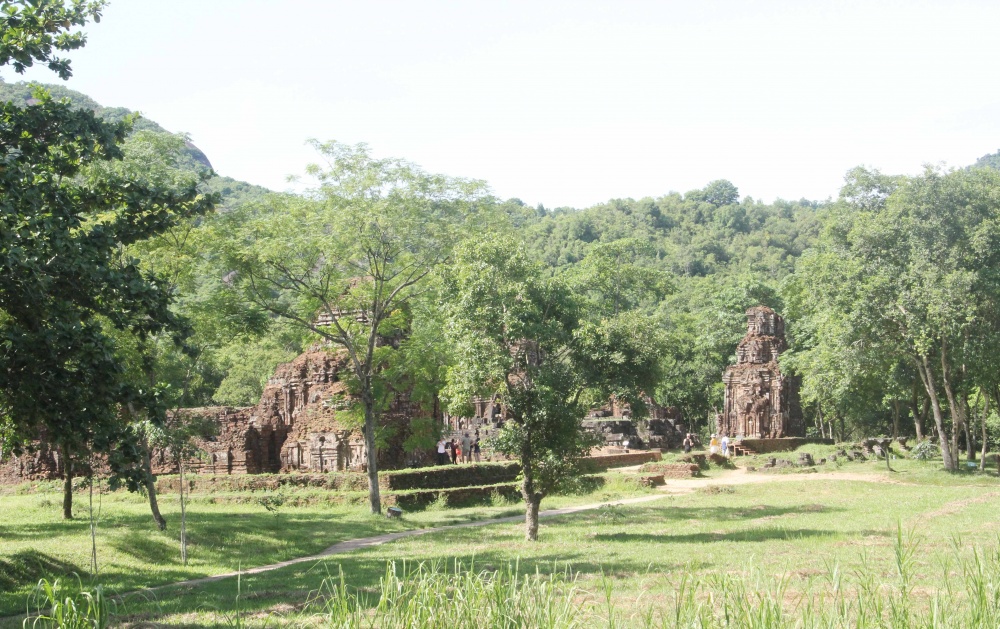 Phát triển du lịch đường sắt sẽ góp phần thu hút du khách đến với Di sản văn hóa thế giới Mỹ Sơn. Phát triển du lịch đường sắt sẽ góp phần thu hút du khách đến với Di sản văn hóa thế giới Mỹ Sơn.