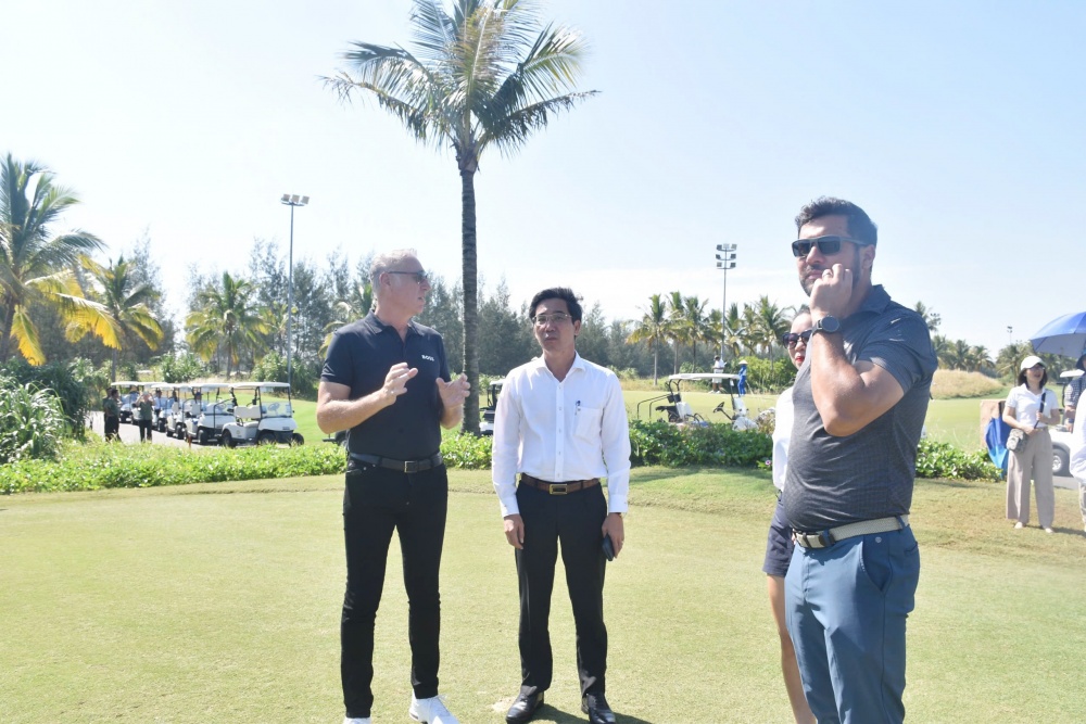 Ông Trần Chí Cường, (áo trắng) Phó Chủ tịch UBND TP Đà Nẵng kiểm tra công tác chuẩn bị cho giải tại sân Legend Danang Golf Resort. Ông Trần Chí Cường, (áo trắng) Phó Chủ tịch UBND TP Đà Nẵng kiểm tra công tác chuẩn bị cho giải tại sân Legend Danang Golf Resort.