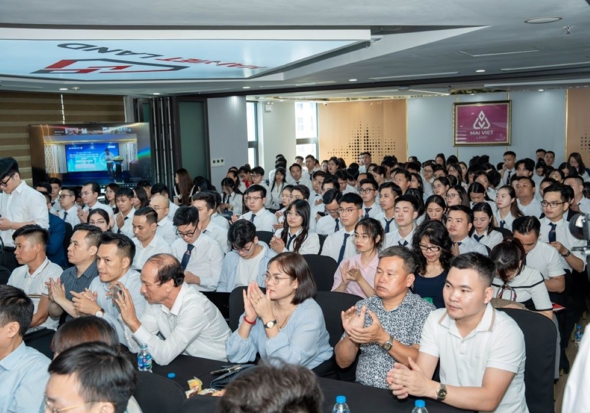 Nghề môi giới bất động sản hiện nay đã nhận được sự quan tâm đúng mức và không thể thiếu trong thị trường bất động sản.