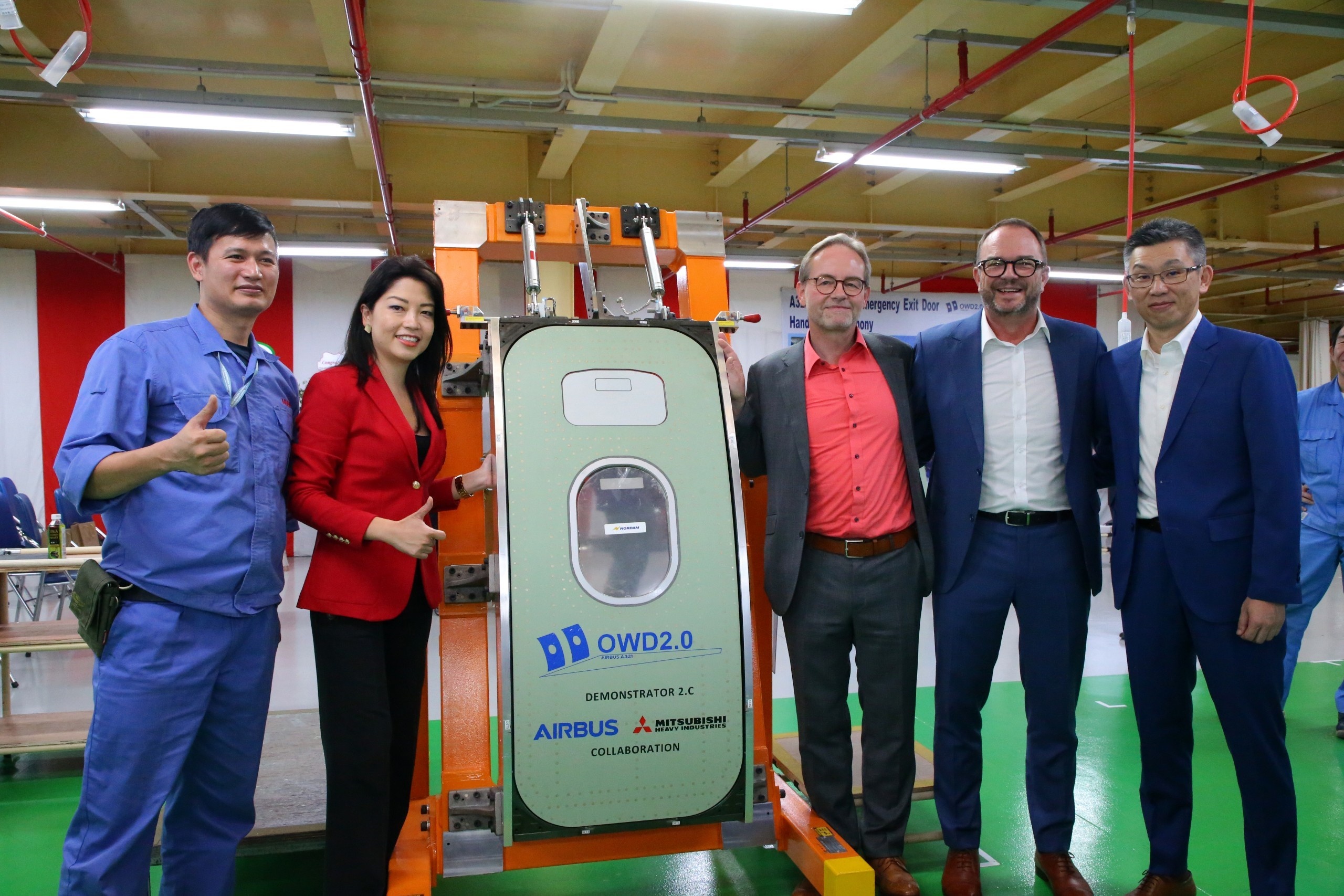 Bà Hoàng Tri Mai, Tổng Giám Đốc Airbus Việt Nam cùng các lãnh đạo, chuyên gia Airbus và MHI Việt Nam trong lễ bàn giao sản phẩm tại nhà máy MHI Việt Nam.