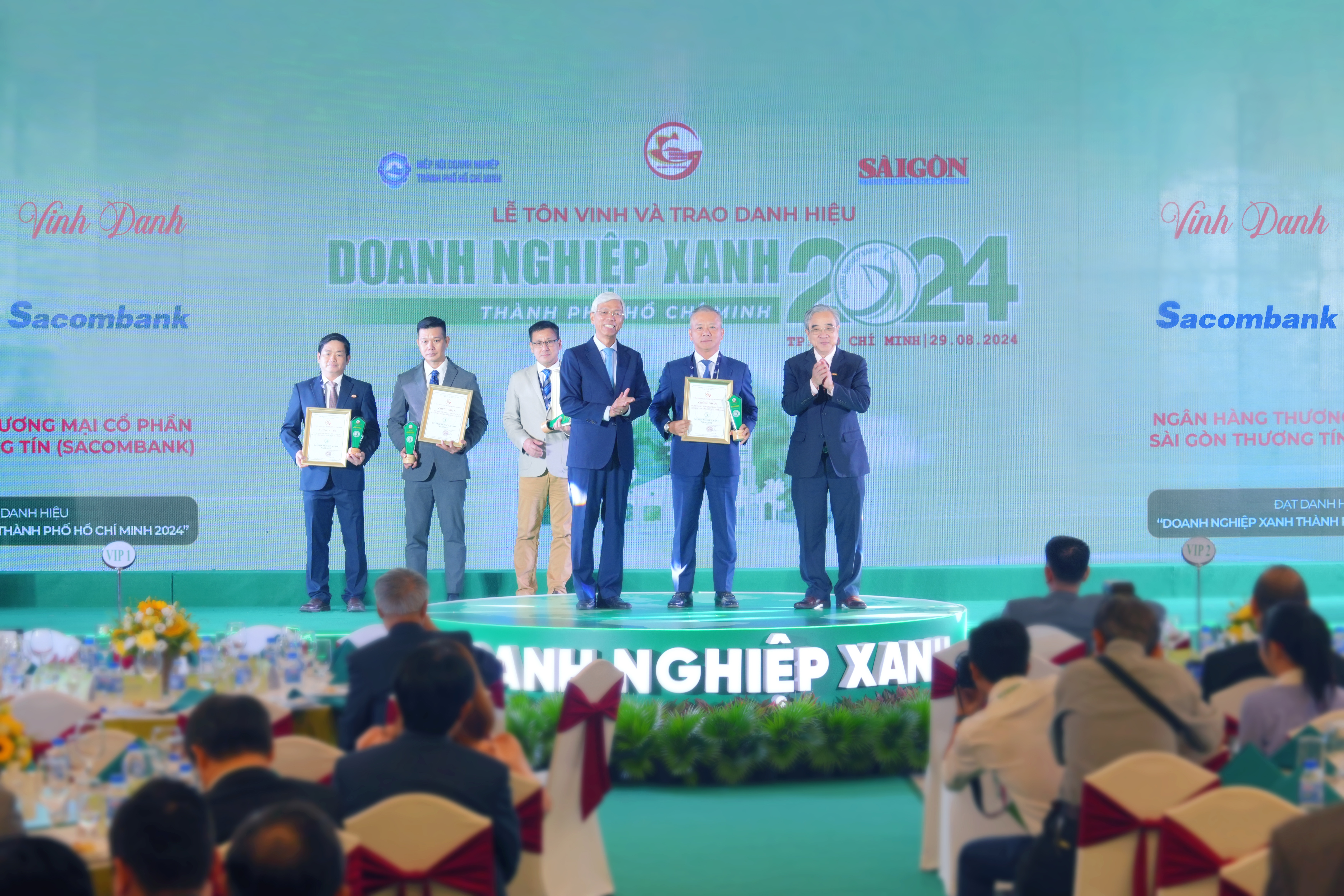 Ông Phan Đình Tuệ (giữa) - Thành viên HĐQT Sacombank nhận cúp và giấy chứng nhận Doanh nghiệp Xanh TP.HCM 2024 Ông Phan Đình Tuệ (giữa) - Thành viên HĐQT Sacombank nhận cúp và giấy chứng nhận Doanh nghiệp Xanh TP.HCM 2024