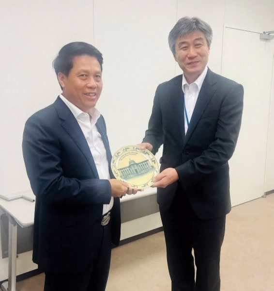 Phó Thống đốc Phạm Tiến Dũng và ông Ariizumi Shigeru, Thứ trưởng phụ trách Quan hệ Quốc tế của JFSA trao quà lưu niệm