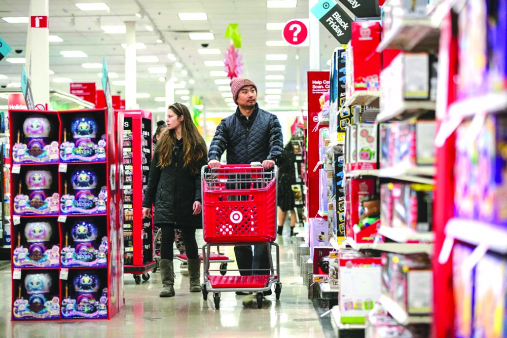 Tiêu dùng tại Mỹ được dự báo sẽ chậm lại khi tiết kiệm của các hộ gia đình giảm Tiêu dùng tại Mỹ được dự báo sẽ chậm lại khi tiết kiệm của các hộ gia đình giảm