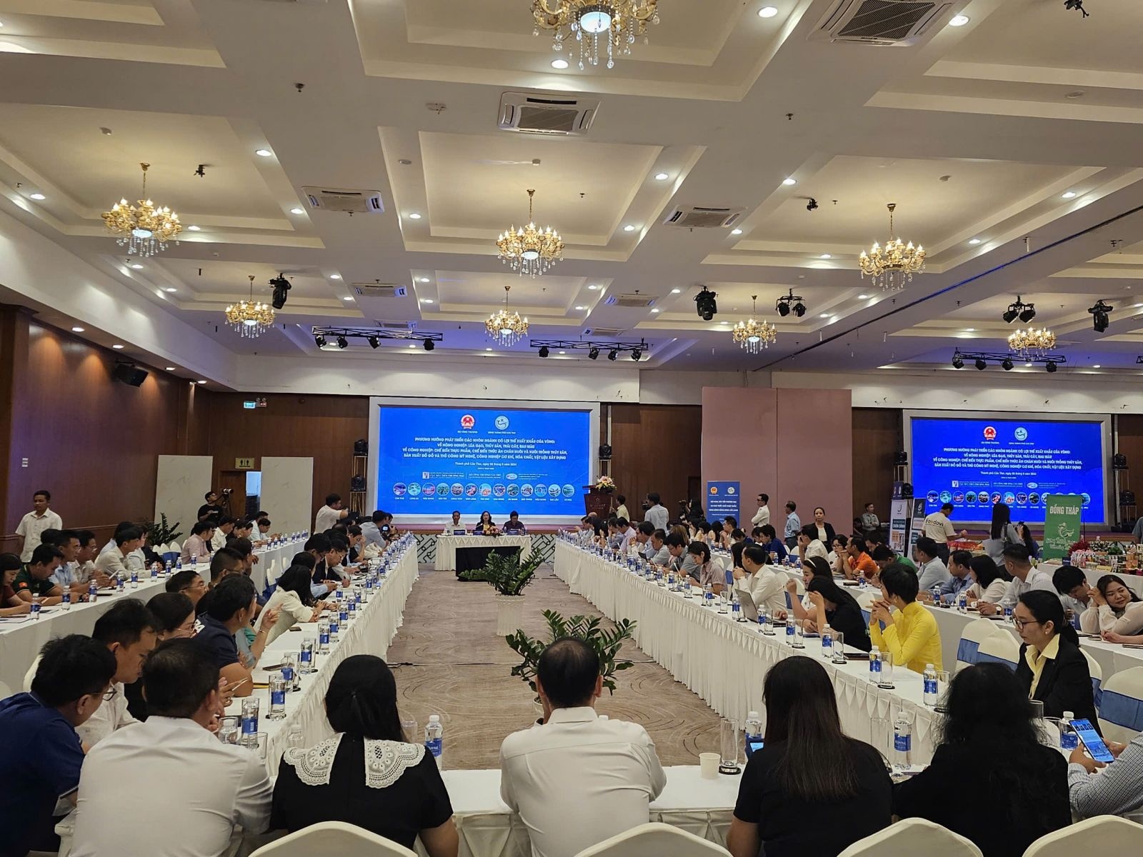 Quang cảnh hội nghị. Quang cảnh hội nghị.